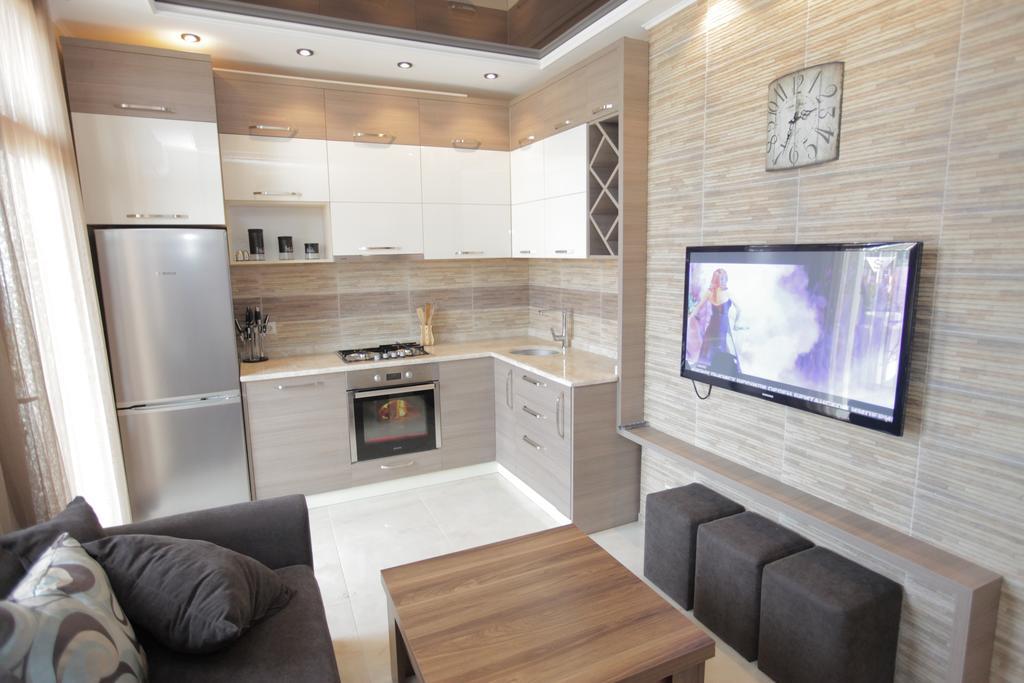 Apartment With Summer Terrace Batumi Habitación foto